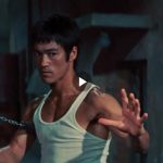 拿着双截棍的李小龙，简直战神附体，将外国人打的嗷嗷乱叫！