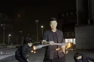 【袁永辉】当双节棍按上非遗打铁花